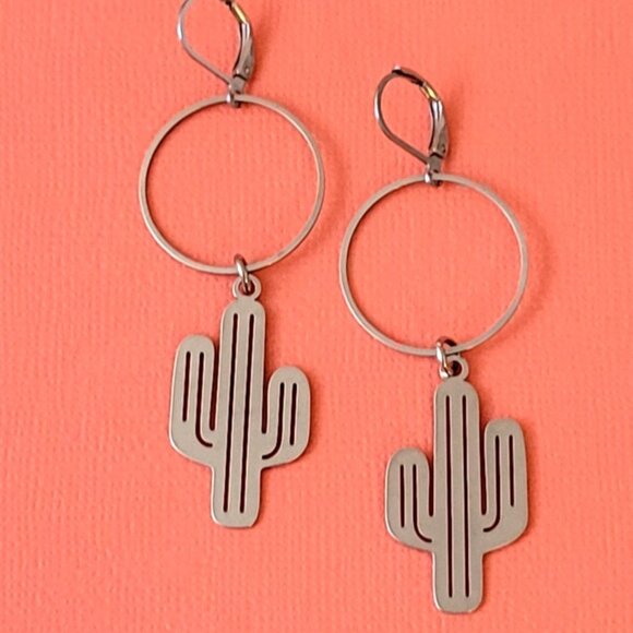 SAGUARO CACTUS Circle Charm Earrings Stainless Steel Lever Back Western Cowgirl - Picture 5 of 6